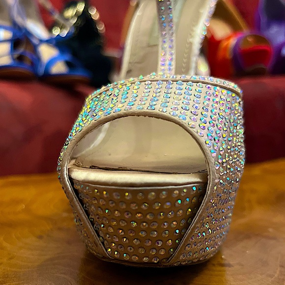 Gold Ankle T-Strap Open-Toe Steve Madden Stiletto Platforms - Picture 4 of 13